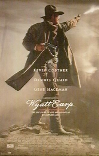 plakat z filmu Wyatt Earp z reworwelowcem z dwoma rewolwerami