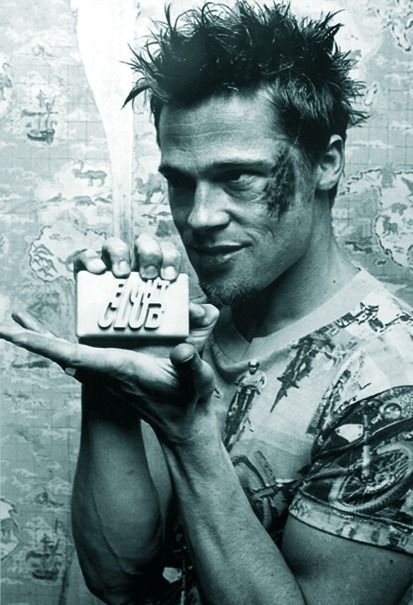 plakat o wymiarach 61x91 cm z Bradem Pittem w roli Tylera Durdena trzymającego piękne mydełko z nazwą klubu z filmu Fight Club / Podziemny krąg