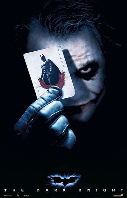 plakat przedstawiający twarz Heatha Ledgera, grającego Jokera, trzymającego w ręce kartę z widocznym na niej Batmanem