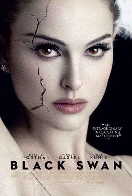 plakat reklamujący film Black Swan Czarny łabędź z popękaną porcelanową twarzą Natalie Portman