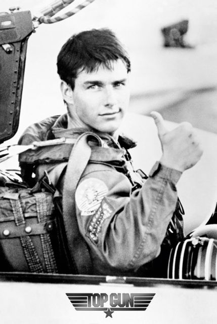 Plakat z kultowego filmu Top Gun w którym główną role grał Tom Cruise.