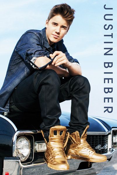 Justin Bieber siedzący na samochodzie w złotych butach