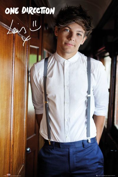 Portret Louisa Tomlinsona z boysbandu One Direction stojącego w białej koszuli i granatowych spodniach