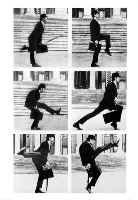 Monty Python Silly Walks - czarno biały plakat z filmu