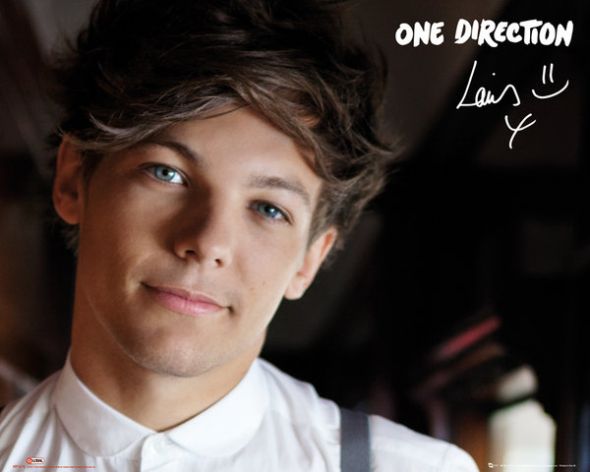 Louis Tomlinson z grupy One Direction w białej koszuli i szelkach