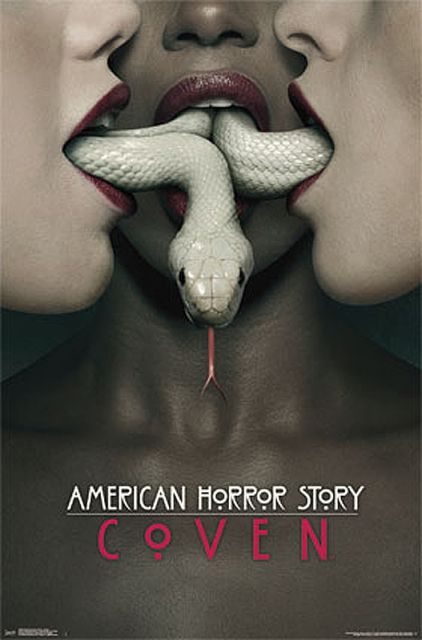 Plakat reklamowy z American Horror Story z wężem