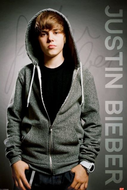 Justin Bieber w bluzie z kapturem na plakacie
