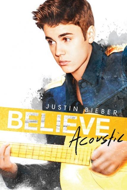 duży plakat Justina Biebera grającego na gitarze, podpisany Believe acoustic