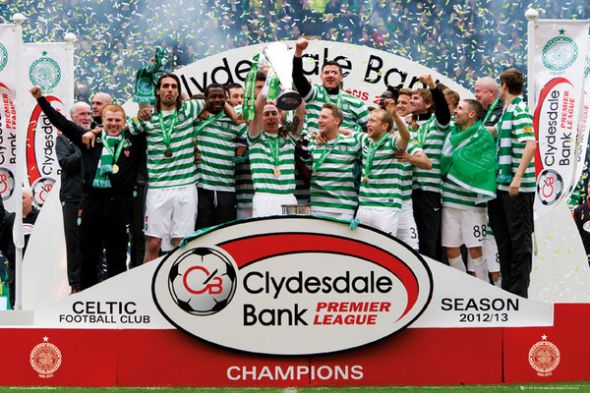 plakat pokazujący drużynę piłkarską Celtic która cieszy się wygraną w mistrzostwach