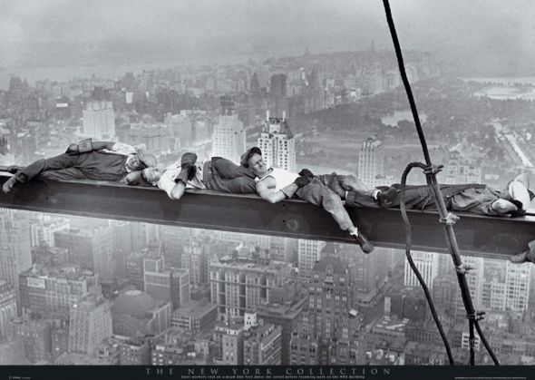 Manhattan, New York. Robotnicy śpiący na belce.