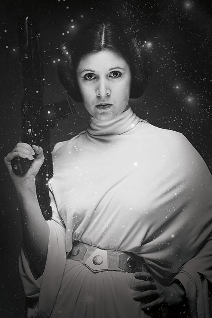 Czarno-biała fotografia księżniczki Lei z Gwiezdnych Wojen