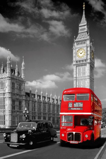 Czarno-biały plakat przedstawiający Big Bena w Londynie i czerwony autobus