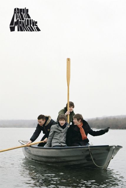 Plakat grupy Arctic Monkeys przedstawiający członków zespołu na łodzi