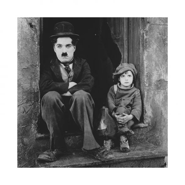 Reprodukcja z siedzącym Charlie Chaplinem i dzieckiem na schodach przed drzwiami