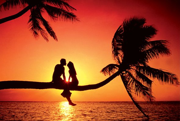 Romantyczny plakat przedstawiający parę podczas zachodu słońca