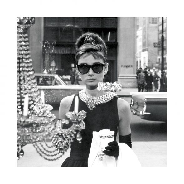 kwadratowa reprudukcja z wizerunkiem Audrey Hepburn stojacą przed witryną sklepową