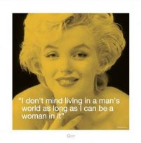 Marilyn Monroe na żółtej reprodukcji z życiowym cytatem