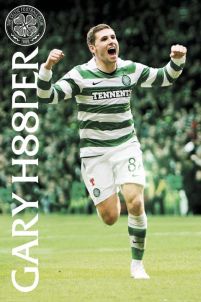 plakat przedstawiający piłkarza Celticu, Hoopera który cieszy się z gola na boisku