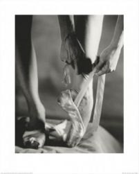 Mała czarno-biała reprodukcja przedstawiająca stopy baletnicy