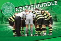 plakat z piłkarzami i trenerami Celticu którzy koncentrują się przed meczem na tle herbu Celtów