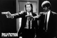 Vincent Vega i Jules Winnfield trzymający broń na plakacie z kultowego filmu Pulp Fiction