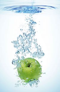 Zielona jabłko w wodzie - fototapeta