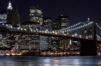 fototapeta z brooklyn bridge nocą na tle wieżowców nowego jorku
