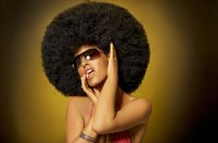 Kobieta z mega afro - fototapeta