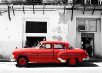 fototapeta z czerwonym Cadillaciem przed kubańskim budynkiem