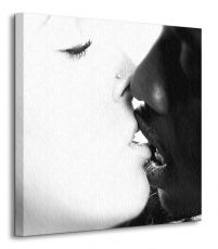 perspektywa czarno-białego canvasu z całującą się parą