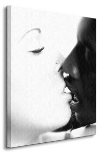 perspektywa canvasu z czarnym mężczyzną i białą kobietą którzy się całują