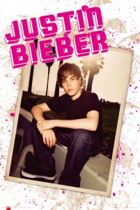 Plakat Justina Biebera z jego zdjęciem i różowym napisem Justin Bieber