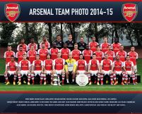 Zdjęcie całej drużyny piłkarskiej londyńskiego klubu Arsenal na czele ze Szczęsnym, Ozilem, Podolskim i Kościelnym oraz ze swoim francuskim trenerem panem Arsenem Wengerem