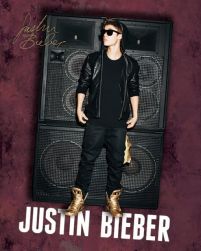 plakat Justina Biebera na tle dużych głośników