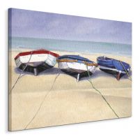 canvas o wymiarach 60x80 cm przedstawiający trzy łodzie zacumowane na piaszczystej plaży