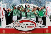 plakat pokazujący drużynę piłkarską Celtic która cieszy się wygraną w mistrzostwach