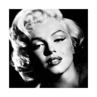Czarno-biała reprodukcja na ścianie pokazująca Marilyn Monroe.