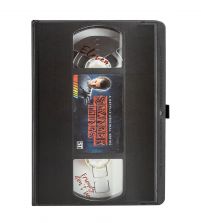 Zeszyt w linie z serialu Stranger Things przypominający kasetę VHS