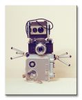Obraz na płótnie przedstawiający robota zrobionego ze strarych aparatów i kliszy