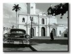 obraz na płónie przedstawiający starego Chevroleta przed białą świątynią na Kubie