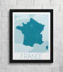 niebieski plakat na ścianę oprawiony w czarną ramkę przedstawiający mapę francji