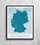 niebieski plakat na ścianę oprawiony w czarną ramkę przedstawiający mapę niemiec