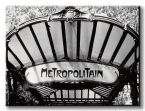 Czarno-biały obraz na płótnie który przedstawia wyjście z metra w Paryżu