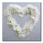 Obraz 60x60 przedstawia białe serce ułożone z kwiatów