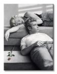 Duży obraz przedstawia leżącą Marilyn Monroe i Jamesa Deana z różą na podłodze