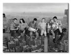 Obraz 80x60 przedstawia czarno-białą fotografię przyjaciół siedzących na belce
