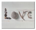 Obraz naścienny przedstawiający napis ''love'' z kamieni