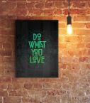 Plakat wiszący na ceglanej ścianie obok lampy oprawiony w czarną ramę przedstawiający napis ''Do what you love''