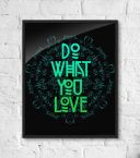 Plakat wiszący na białej ceglanej ścianie oprawiony w czarną ramę przedstawiający napis ''Do what you love''