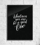 Plakat wiszący na ścianie z białej cegły oprawiony w czarną ramę z napisem ''Whatever you are be a good one''